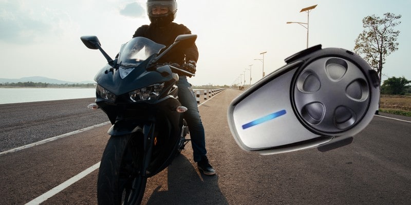 Motociclista con un interfono per moto Sena SMH10
