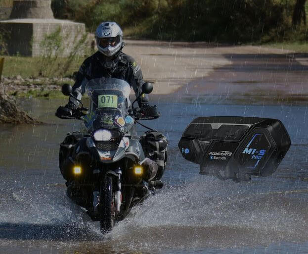 Motociclista con l'interfono per moto Fodsports m1-s Pro