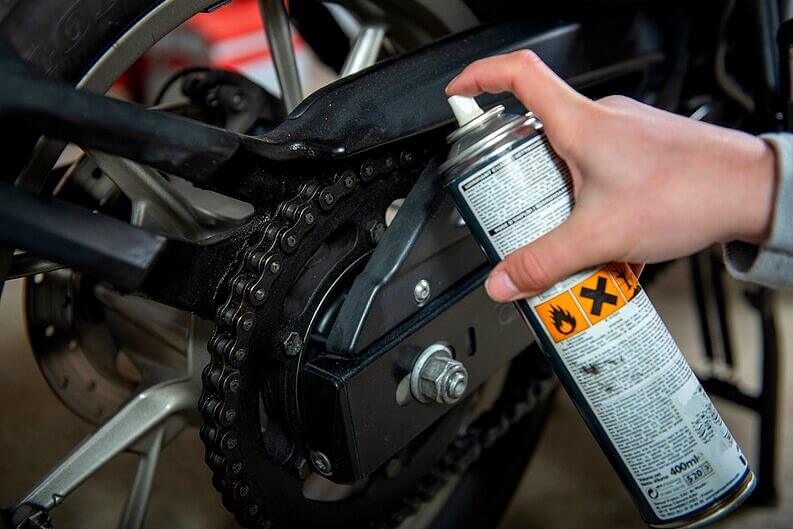 lubrificazione della catena della motocicletta