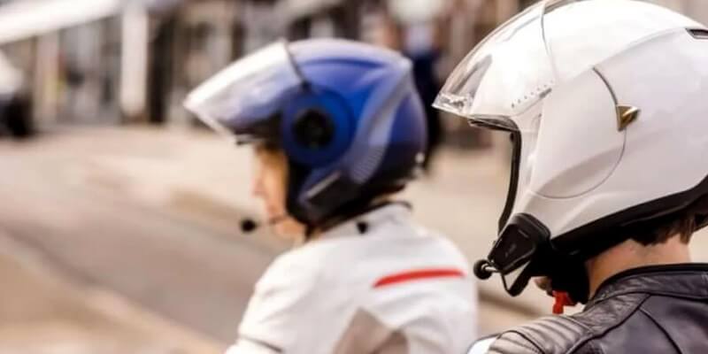 Due motociclisti che indossano caschi con interfono