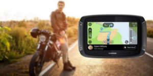 Tomtom Rider 550 GPS per moto - Un uomo con la sua moto sulla strada