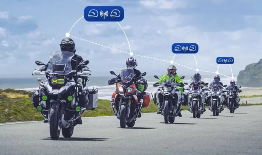 Gruppo di motociclisti che utilizzano l'interfono per moto Lexin G2P per comunicare