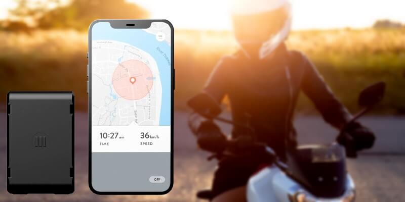 Motociclista in viaggio con un localizzatore GPS per moto