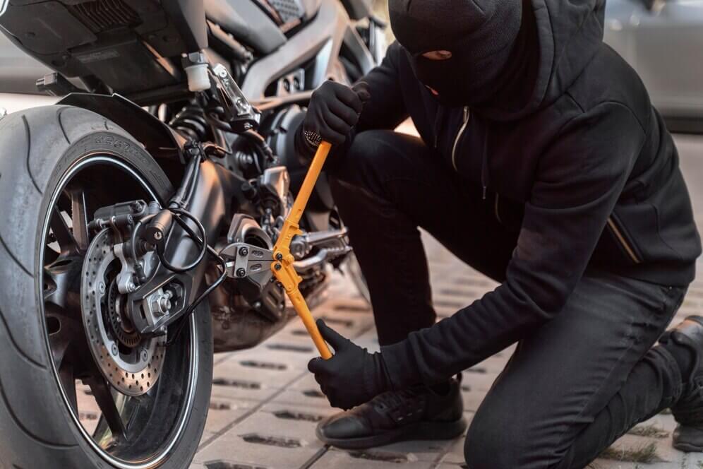uomo che si prepara a rubare una motocicletta