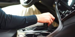 Uomo alla guida di un'auto con cambio automatico