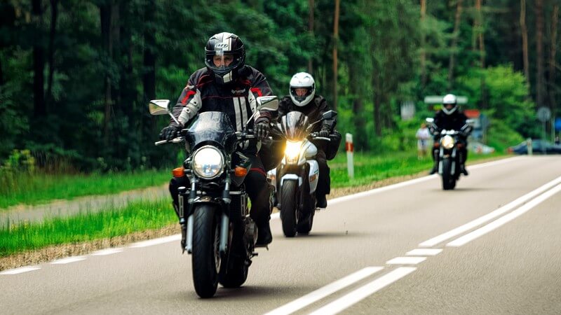 Balade moto avec plusieurs motards