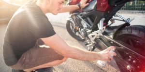 Lire la suite à propos de l’article Comment bien nettoyer sa chaîne moto ?
