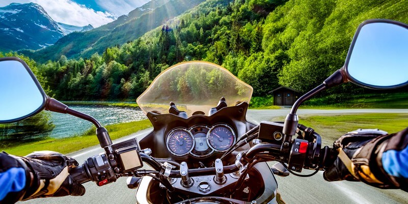 Road trip à moto dans un paysage magnifique