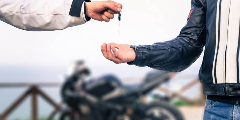 Vendre sa moto - échange de clé entre l'acheteur et le vendeur
