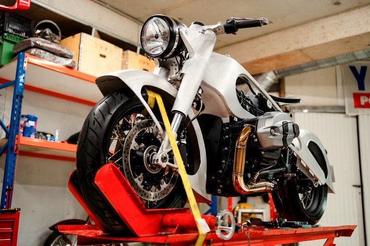 Attacher moto avec des sangles