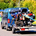 Comment attacher une moto sur une remorque ?