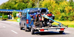 Camionnette tractant des motos