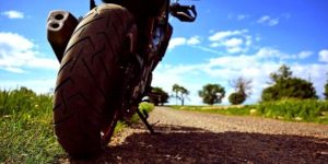 Moto avec un pneu usé sur la route
