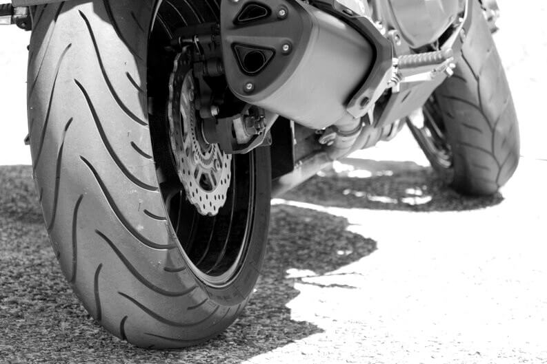 Moto avec un pneu usé