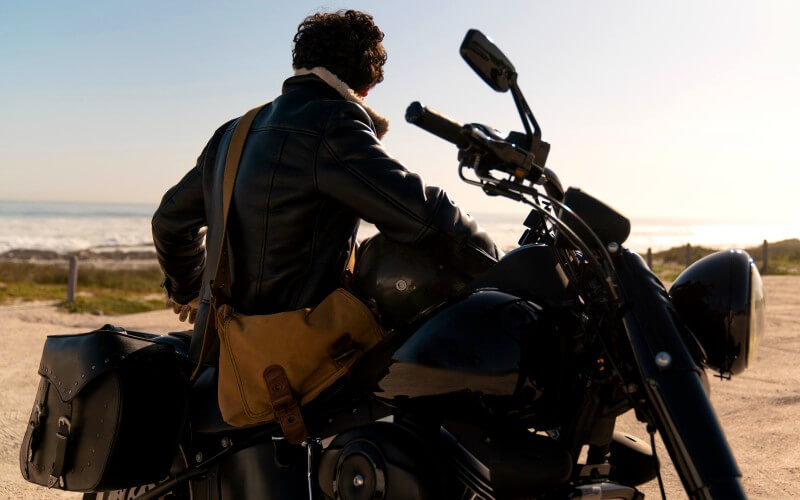 Homme sur une moto équipé d'un SDS