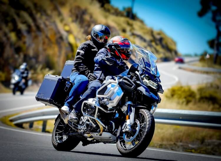 SDS moto - Motard avec un passager