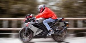 Motard sur une Moto Yamaha R1 sur la route.