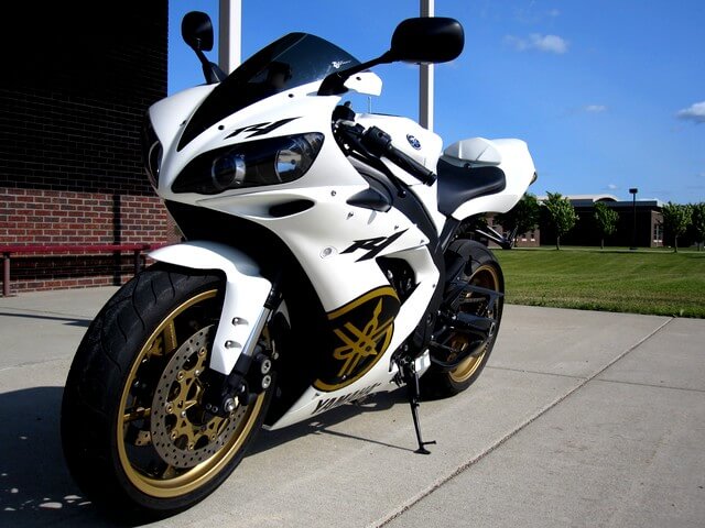 Moto Yamaha R1 blanche 2006
