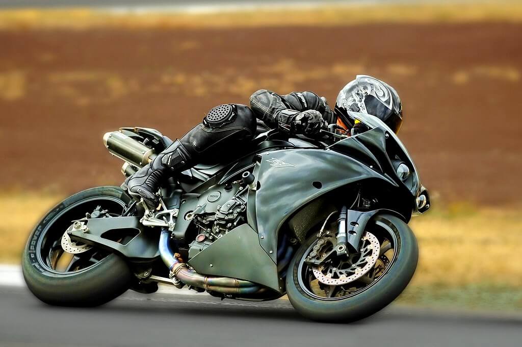 Moto Yamaha R1 sur un circuit