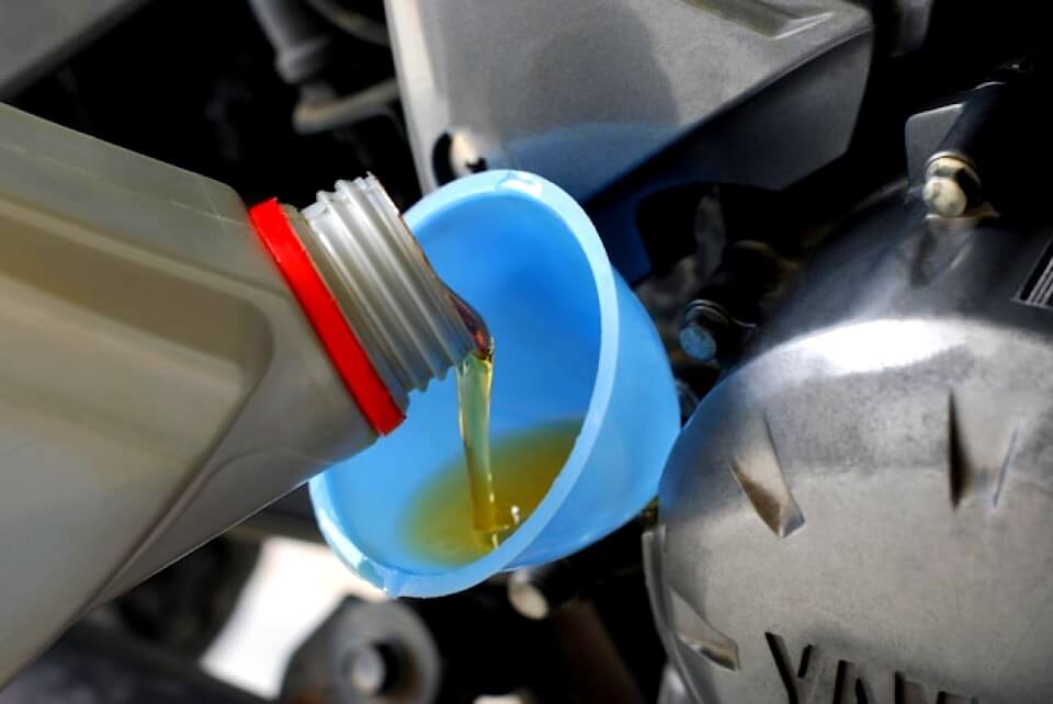Mettre de l'huile dans la moto