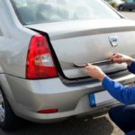 Comment ouvrir un coffre de voiture bloqué ?