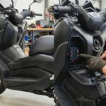Où se trouve l’emplacement de la boîte à fusible du Xmax 125 ?