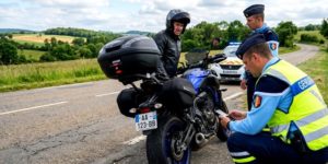 Police inspectant une moto